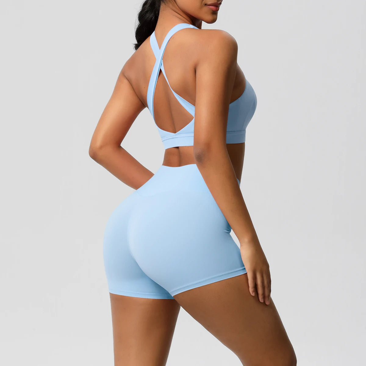 Damen-Sportset in Hellblau: Crop-Top mit offenem Rücken und Shorts