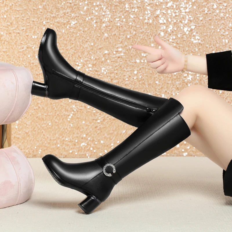 AIYUQI Stiefel, schwarz glänzend, mittelhoher Blockabsatz, gepolsterter Schaft mit Zier-C