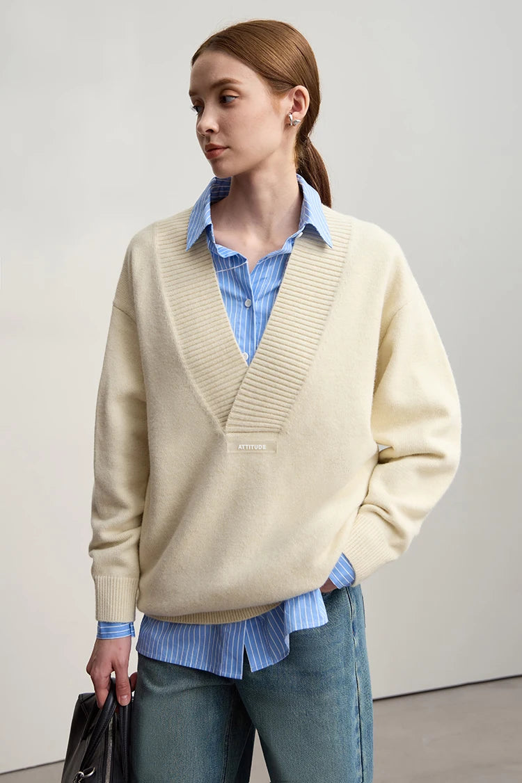 Beiger V-Ausschnitt Damenpullover mit geripptem Saum und langen Ärmeln.