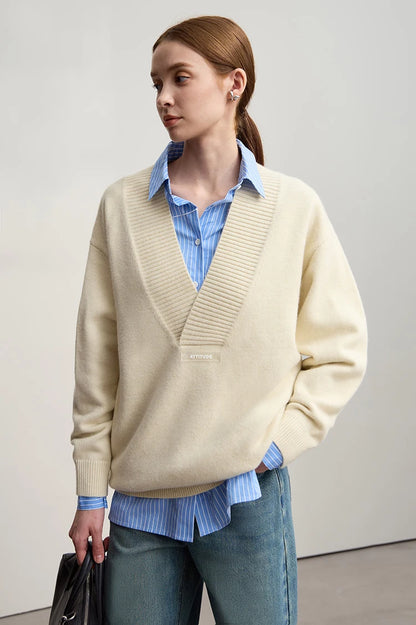 Beiger V-Ausschnitt Damenpullover mit geripptem Saum und langen Ärmeln.