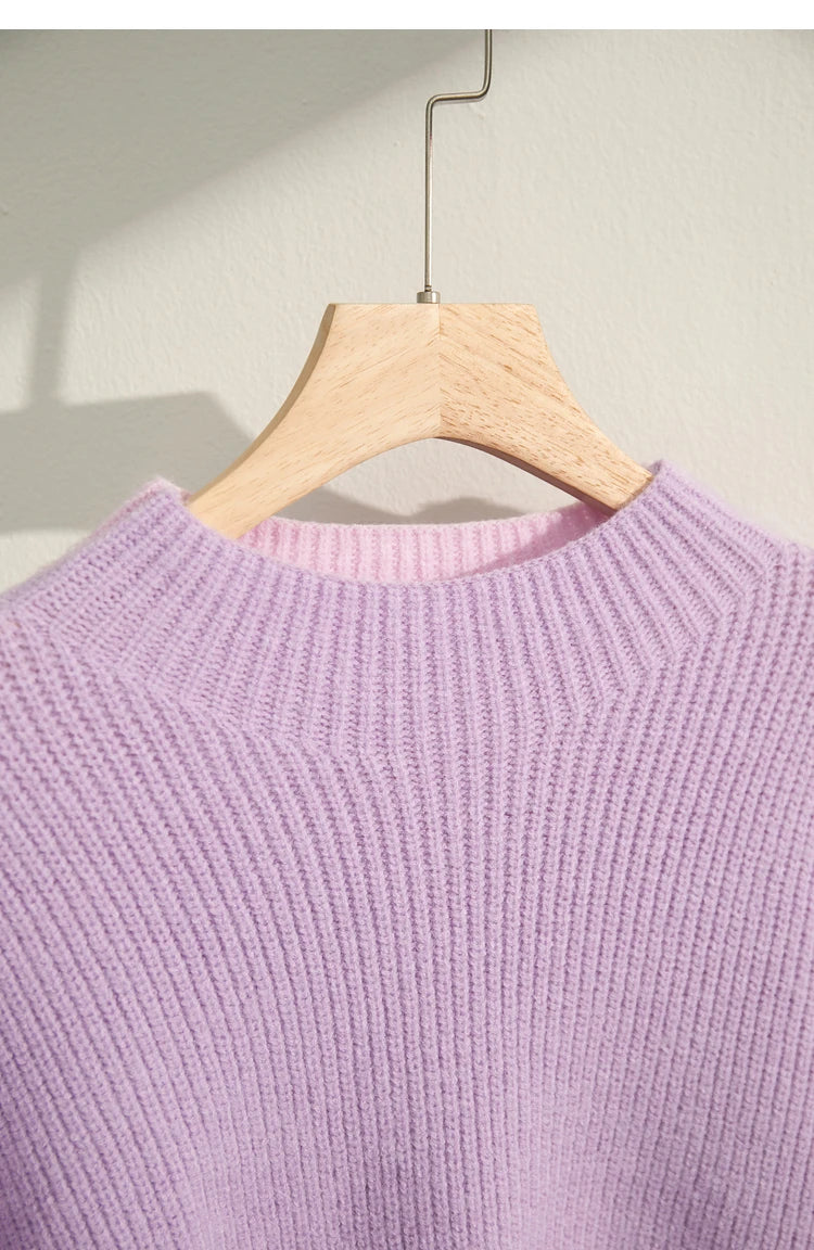 Nahaufnahme: lila Strickpullover mit Rippenkragen und geripptem Muster