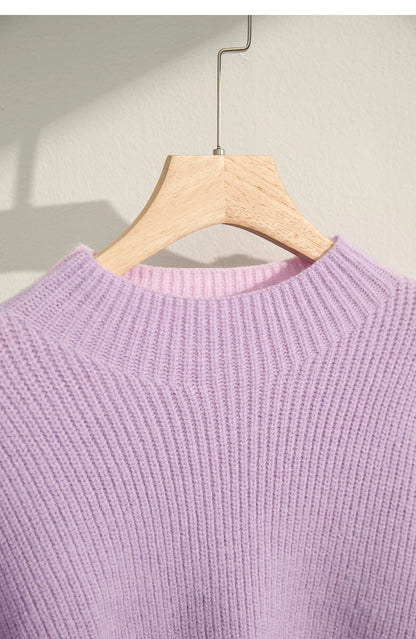 Nahaufnahme: lila Strickpullover mit Rippenkragen und geripptem Muster