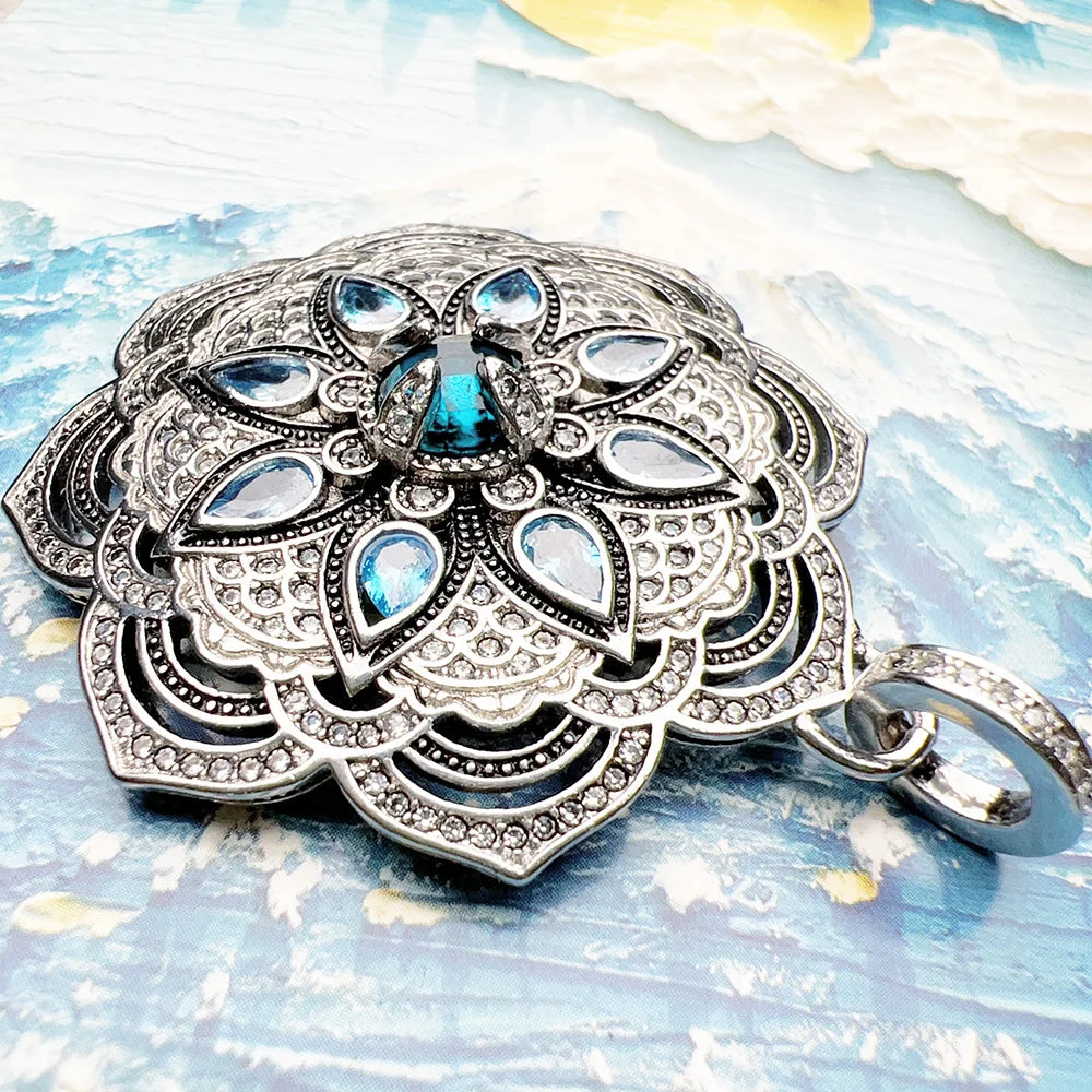 Lotusblüten-Anhänger aus 925er Sterlingsilber, Detailansicht mit türkisfarbenen Steinen