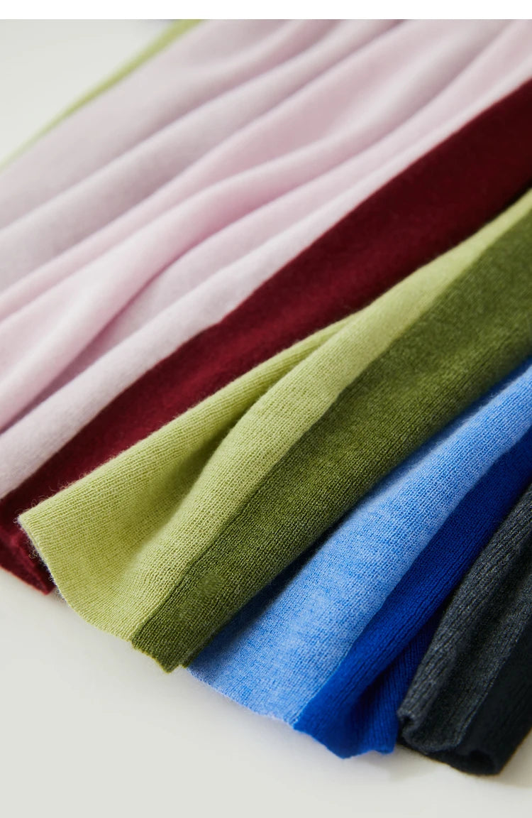 Stoffdetail Damenpullover: gerippter Saum und farbige Abschlüsse in flieder, grün, blau und grau