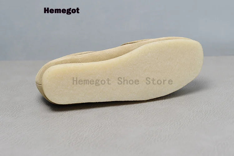 Herren-Sneaker aus Wildleder, Seitenansicht mit dicker Sohle, beiger Ton