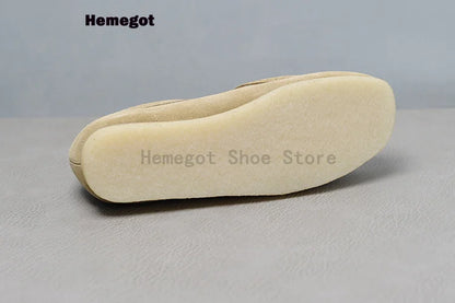 Herren-Sneaker aus Wildleder, Seitenansicht mit dicker Sohle, beiger Ton