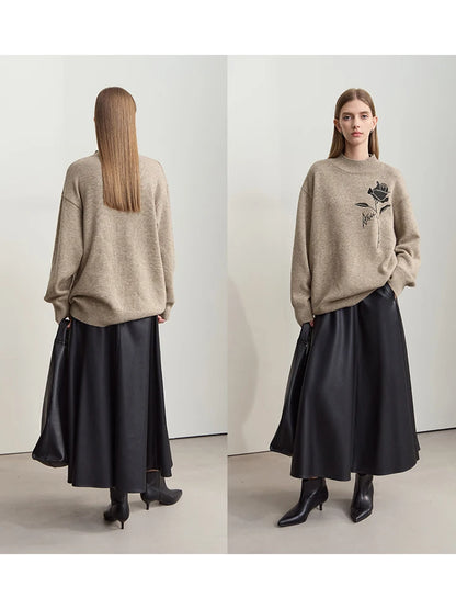 Damen-Pullover aus Strick, beige, lange Ärmel, Rosenapplikation; Ansicht von vorn und hinten