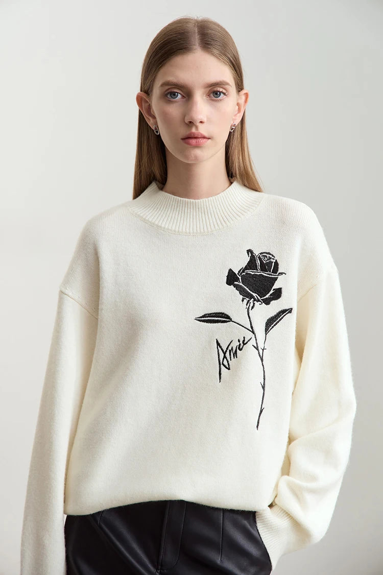 Damen-Pullover aus Strick, offwhite, Rundhalsausschnitt mit schwarzer Rosenstickerei