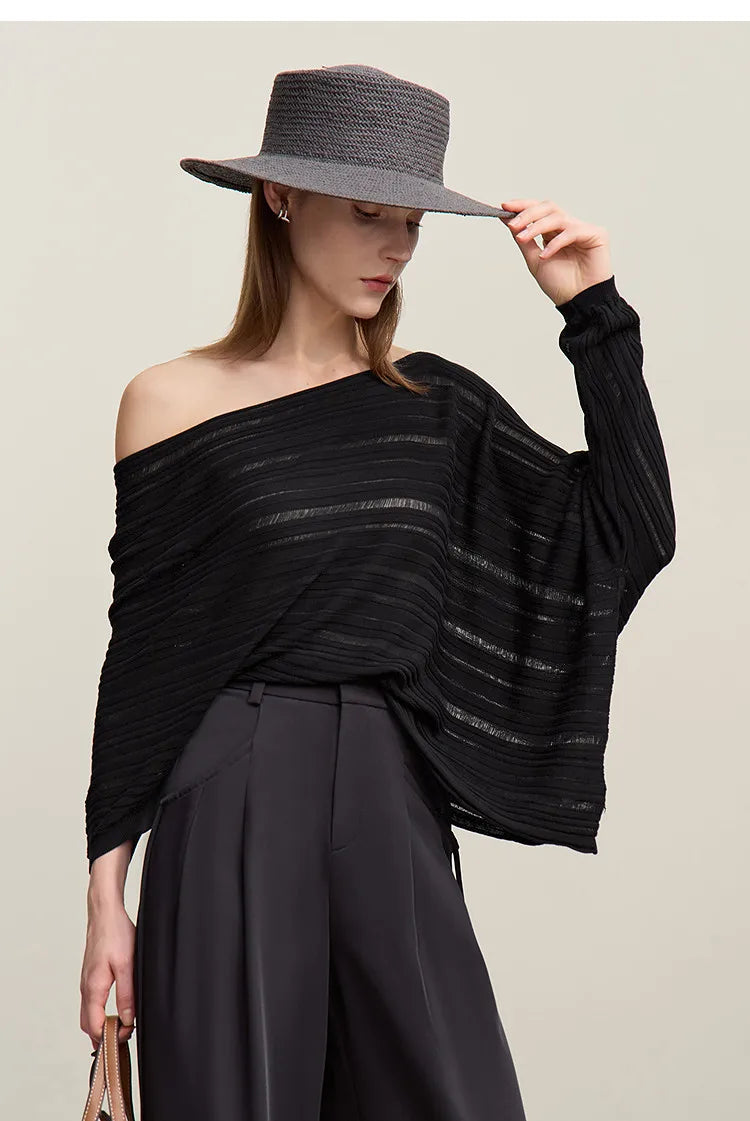 Schwarzer schulterfreier Pullover mit langen Ärmeln, drapiertem Schulterbereich