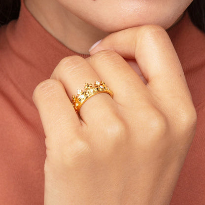 Krone-Ring am Finger: goldfarbener 925-Sterlingsilber mit Zirkonia und Kreuzdeko