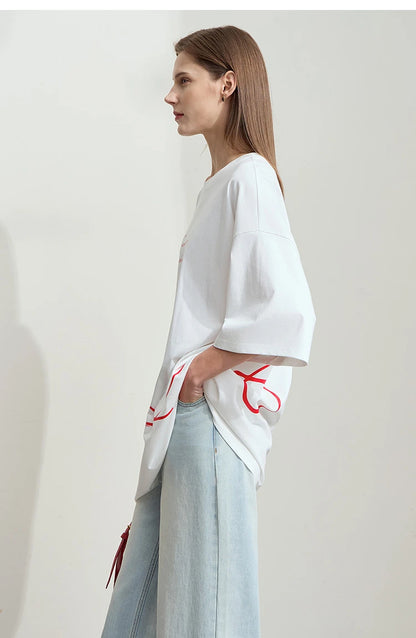 Damen T-Shirt aus ultraloch Stretch-Baumwolle mit Buchstaben-Bowknot-Aufdruck