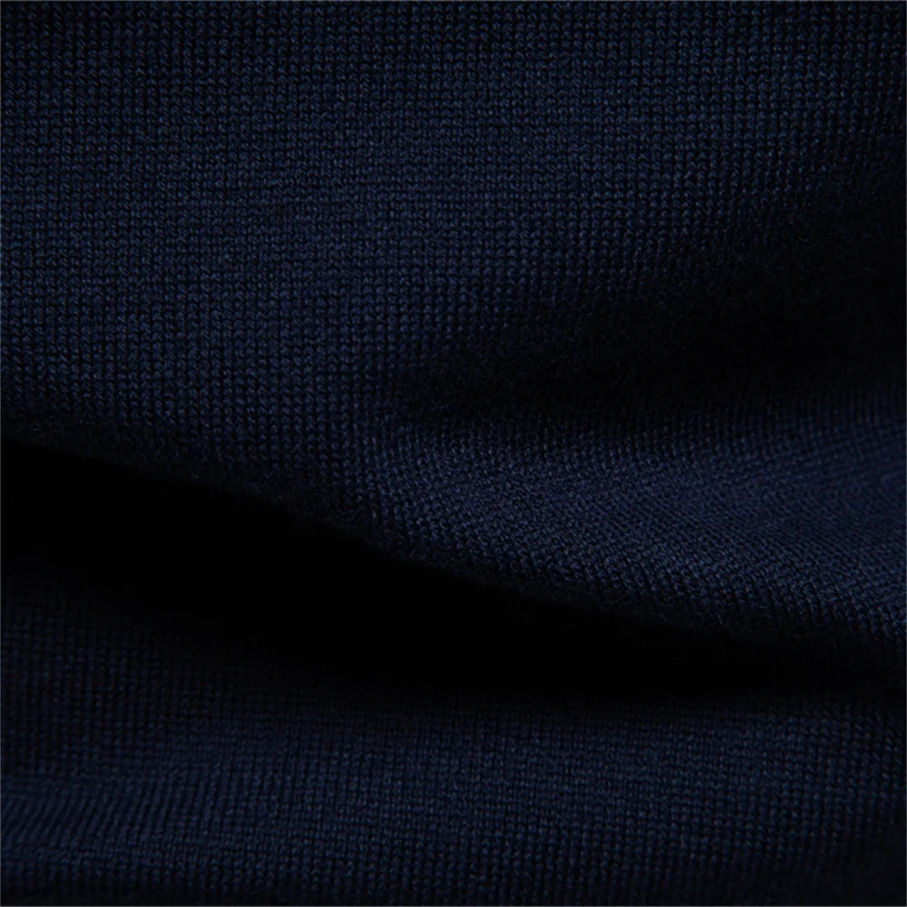 T-Shirt Stoffdetail: dunkelblaues Baumwoll-Strickgewebe mit feiner Struktur