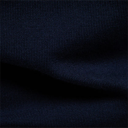 T-Shirt Stoffdetail: dunkelblaues Baumwoll-Strickgewebe mit feiner Struktur