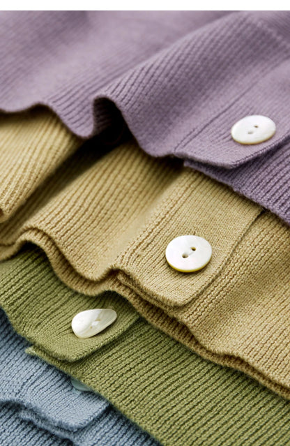 Wollstrickjacke mit V-Ausschnitt in Flieder, weiße Knöpfe, gerippte Kante und Saum