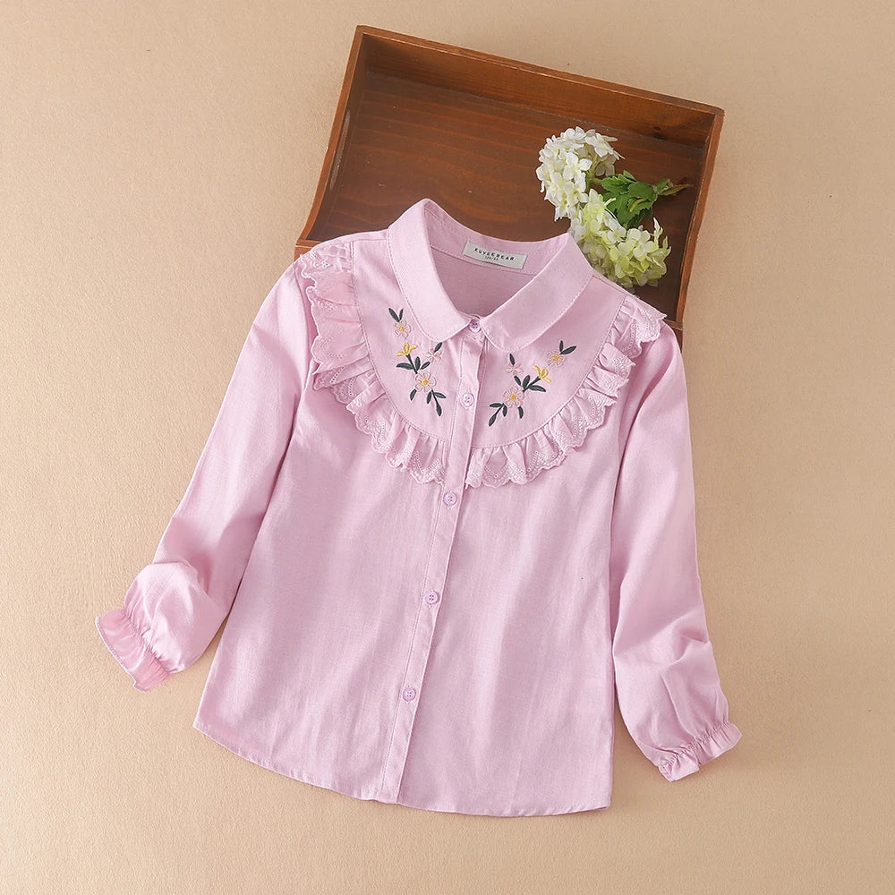 Hellrosa Mädchenbluse mit Knopfleiste, Rüschenkragen und floraler Stickerei