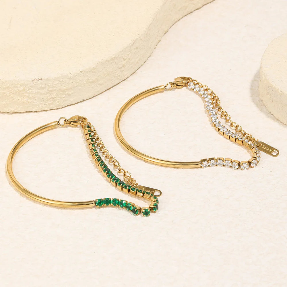 Zwei goldfarbene Tennisarmbänder für Damen mit grünen bzw. weißen CZ-Steinen und Verschluss