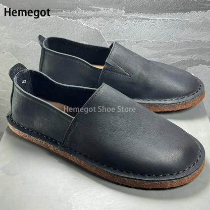 Dunkelblauer Herren-Slip-On-Lederschuh mit rundem Zeh, brauner Sohle und Ziernaht