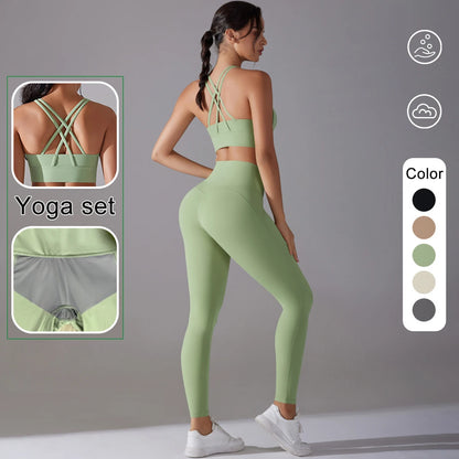 Damen-Yoga-Set in Hellgrün: enges Top und Leggings, Rückansicht mit gekreuzten Trägern