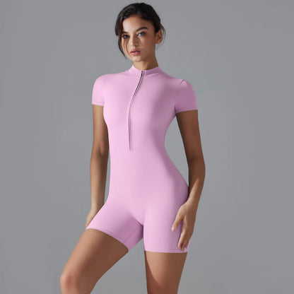 Damen Yoga-Bodysuit rosa, Vorderansicht: Kurzarm, halber Frontreißverschluss, kurz, eng