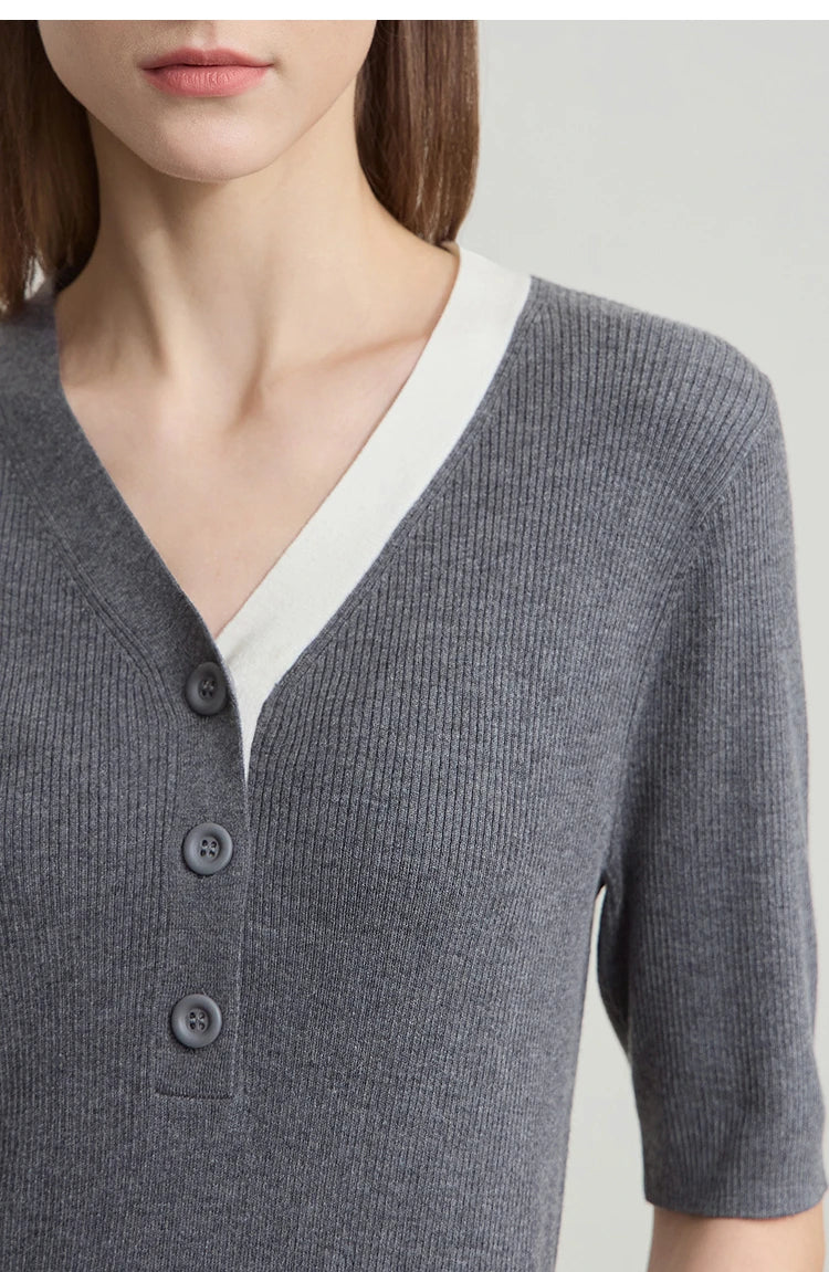 Grau melierter Damen-Strickpullover mit V-Ausschnitt, Knopfleiste und halben Ärmeln
