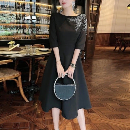 Elegantes Damenkleid mit quadratischem Ausschnitt, halblangen Ärmeln und Pailletten-Patchwork-Design – ideal für besondere Anlässe.