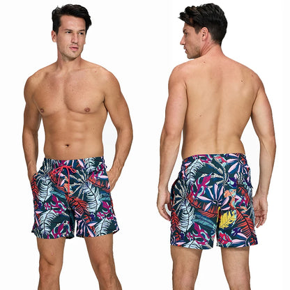 Kurze Herren-Shorts mit Print, Reißverschlusstaschen und schnelltrocknendem Material – ideal für Strand und Sport.