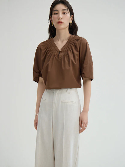 Elegantes Damen-T-Shirt in Weiß mit einzigartigem Design und vielseitigem Kragen – ideal für den Sommer.