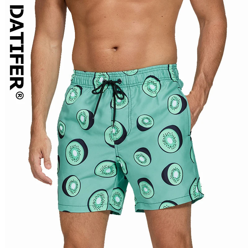 Herren-Badeshorts mit Mesh-Innenslip, verstellbarem Bund und Taschen – ideal für Sport und Freizeit.