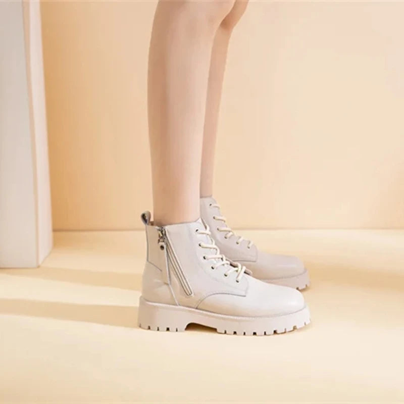 Beige Stiefeletten mit Schnürsenkeln, doppeltem Reißverschluss und dicker Profilsohle.