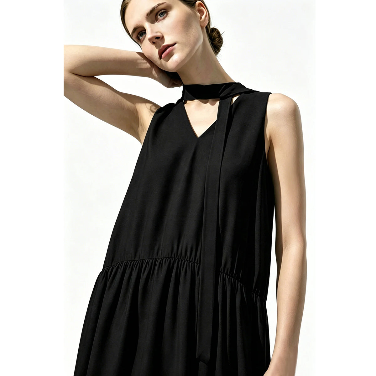 Damen-Sommerkleid in Schwarz, Detailansicht mit V-Ausschnitt und gerafftem Taillenbund
