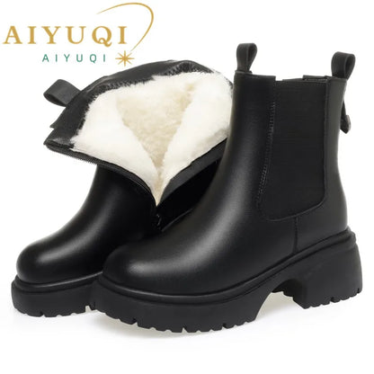Schwarze Damen-Schneestiefel mit Chelsea-Einsatz, weißem Wollfutter und profilierter Sohle