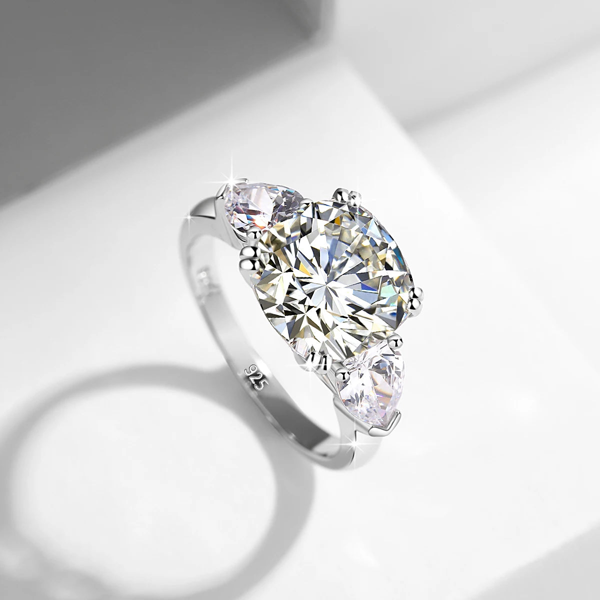 Damen-Ring Moissanit Drei-Stein Kissen-Schliff 5-Karat Zertifiziert Mit Echtheitszertifikat