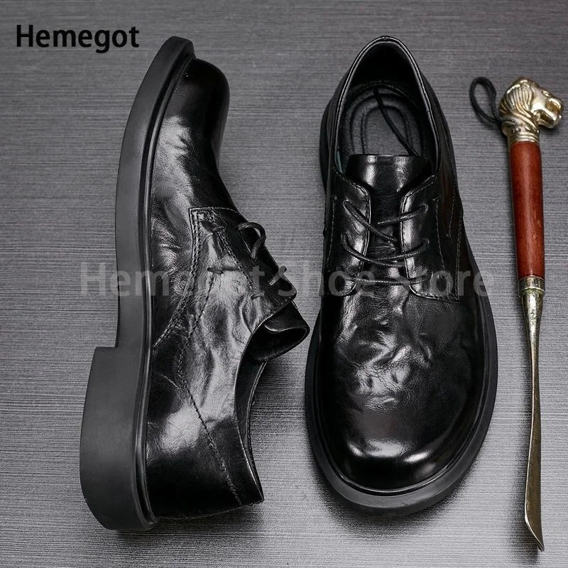 Schwarze Herren-Lederschuhe, flach, Schnürschuhe mit rundem Zeh, Blick auf Vorder- und Seitenansicht