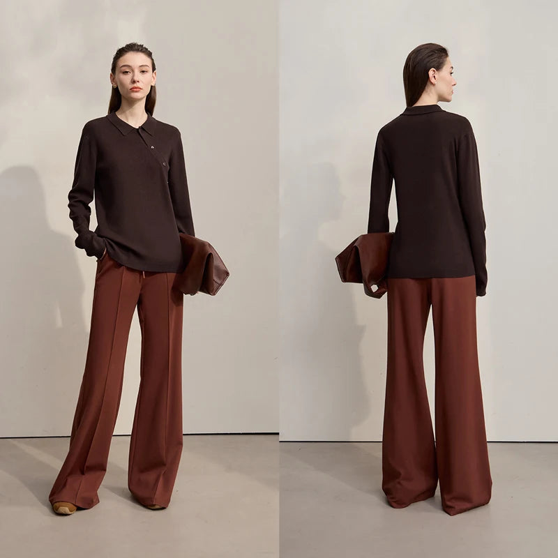 dunkelbrauner Pullover mit Polokragen, Knopfleiste und langen Ärmeln, leichter Asymmetriesaum