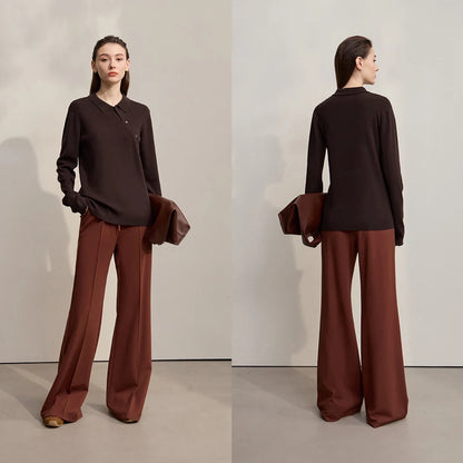 dunkelbrauner Pullover mit Polokragen, Knopfleiste und langen Ärmeln, leichter Asymmetriesaum