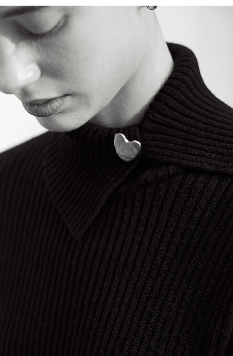 AMII Pullover im Rippenstrick, dunkel, hoher Kragen mit Herz-Detail am Kragen.