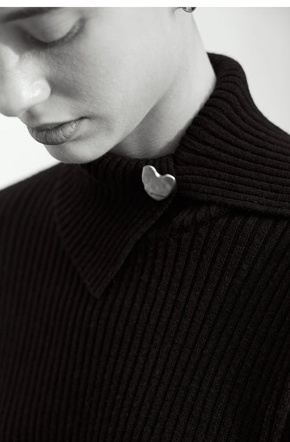 AMII Pullover im Rippenstrick, dunkel, hoher Kragen mit Herz-Detail am Kragen.