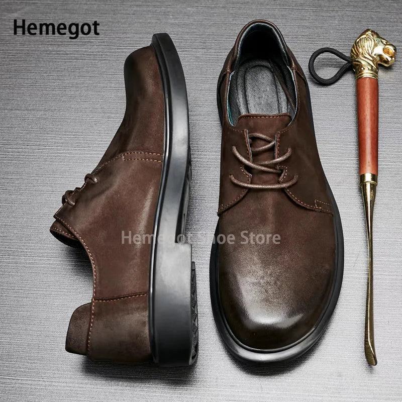 Herren-Lederschuhe mit Schnürung, dunkelbraun, Vorder- und Seitenansicht, flache Sohle