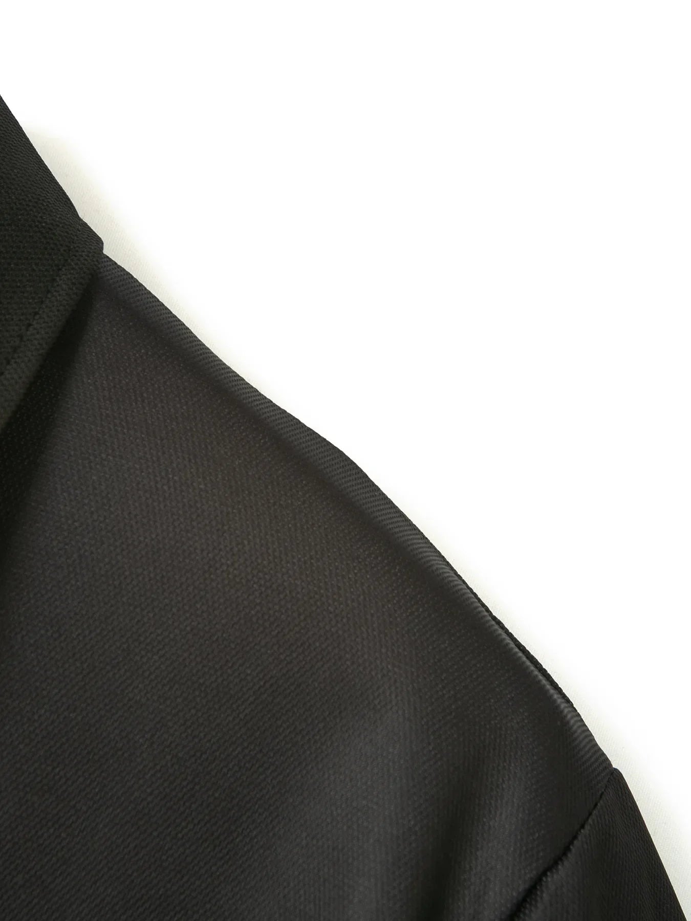 Lässiges Herren-Poloshirt mit digitalem Farbpatch-Druck und Reißverschluss am Kragen – ideal für den Sommer.
