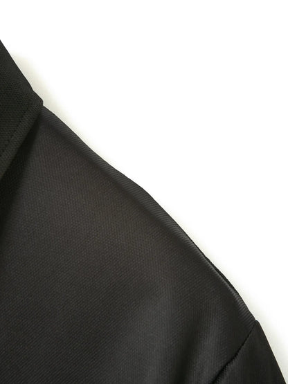Lässiges Herren-Poloshirt mit digitalem Farbpatch-Druck und Reißverschluss am Kragen – ideal für den Sommer.