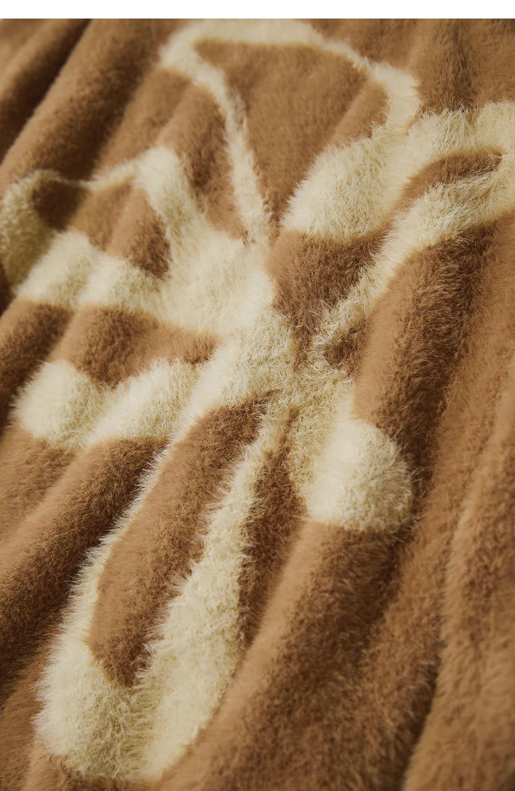 Damen-Jacquardpullover in Kaffee, Nahaufnahme großflächiges beiges Schleifenmuster