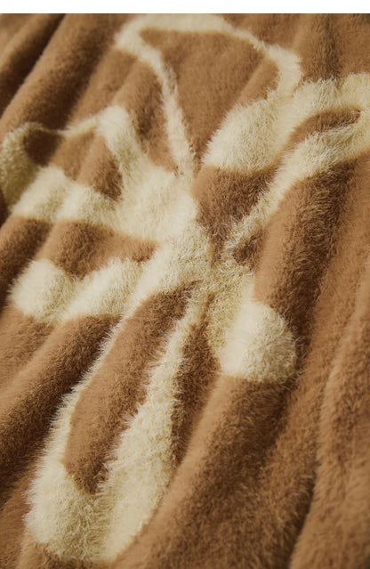 Damen-Jacquardpullover in Kaffee, Nahaufnahme großflächiges beiges Schleifenmuster