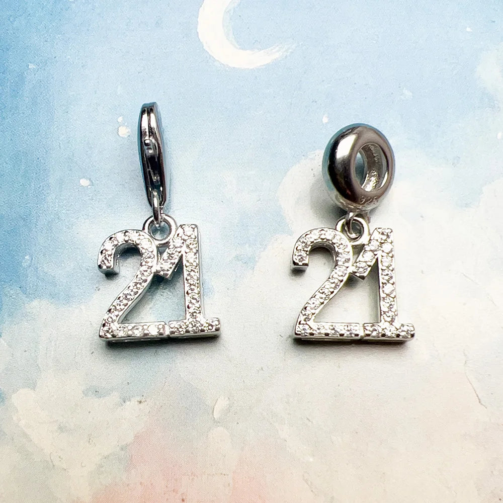 Zahl-„21“-Charms aus 925er Sterlingsilber, zwei Ansichten mit Aufhängeöse