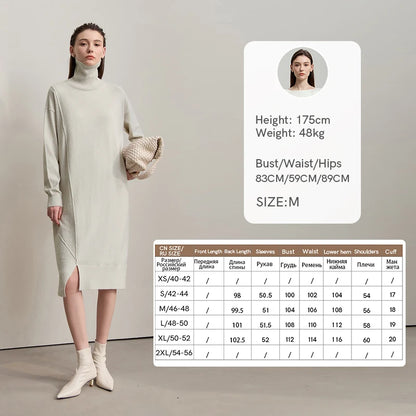 Beigefarbenes Strickkleid mit Rollkragen und langen Ärmeln, Midi-Länge