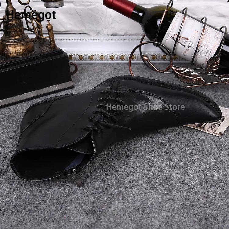 Schwarze Herren-Leder-Stiefeletten mit Schnürung und spitzer Zehenform, Vorderansicht