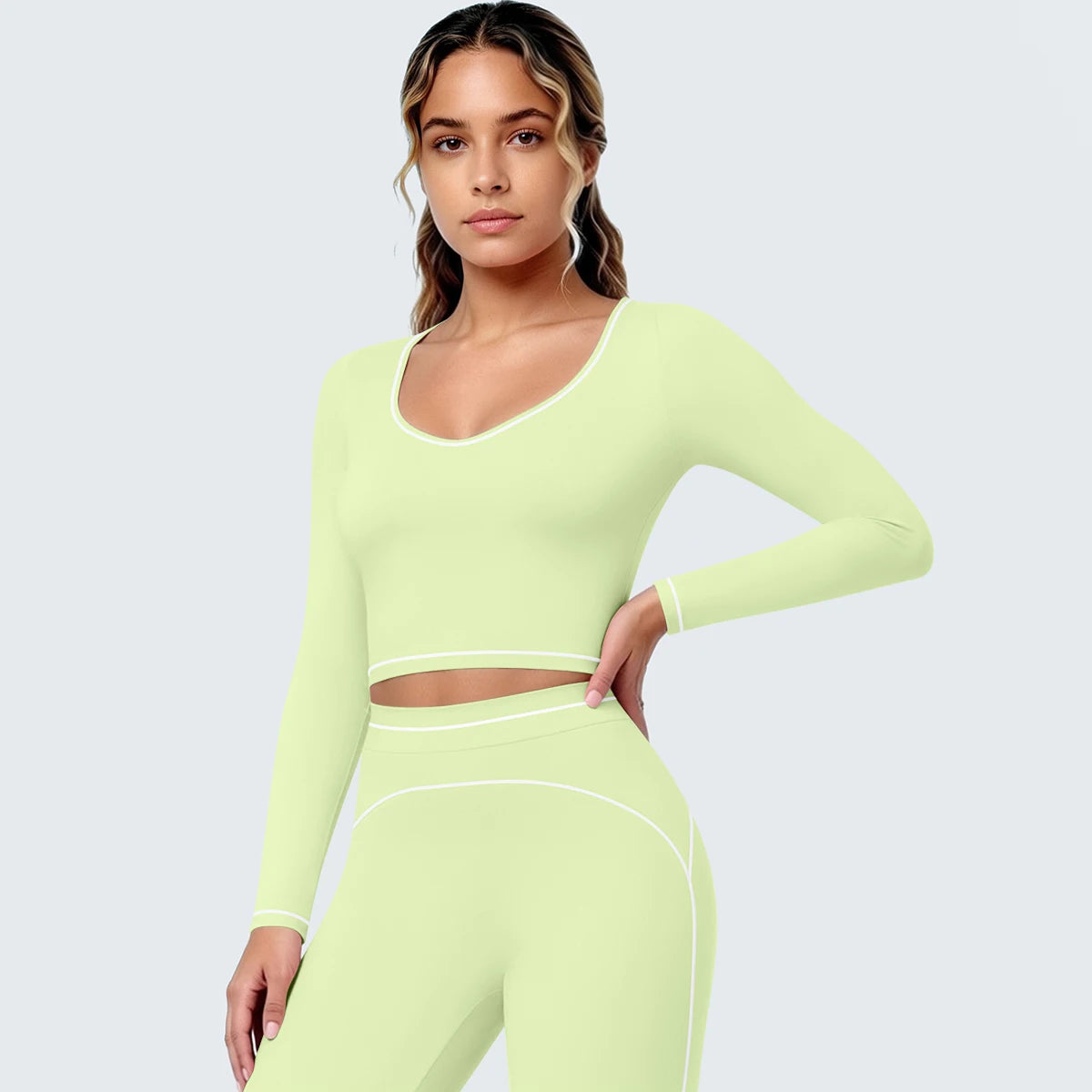 Damen Yoga-Langarmshirt, hellgrün mit V-Ausschnitt, schmalen Bündchen und Nahtlinien