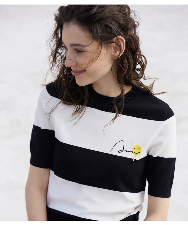 Damen Sommer-T-Shirt im Minimalismus-Stil mit gestreiftem Lächeln-Gesicht