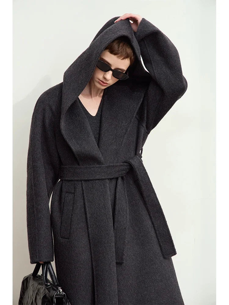 Damen Winter Festmantel mit Gürtel und Kapuze im minimalistischen Stil