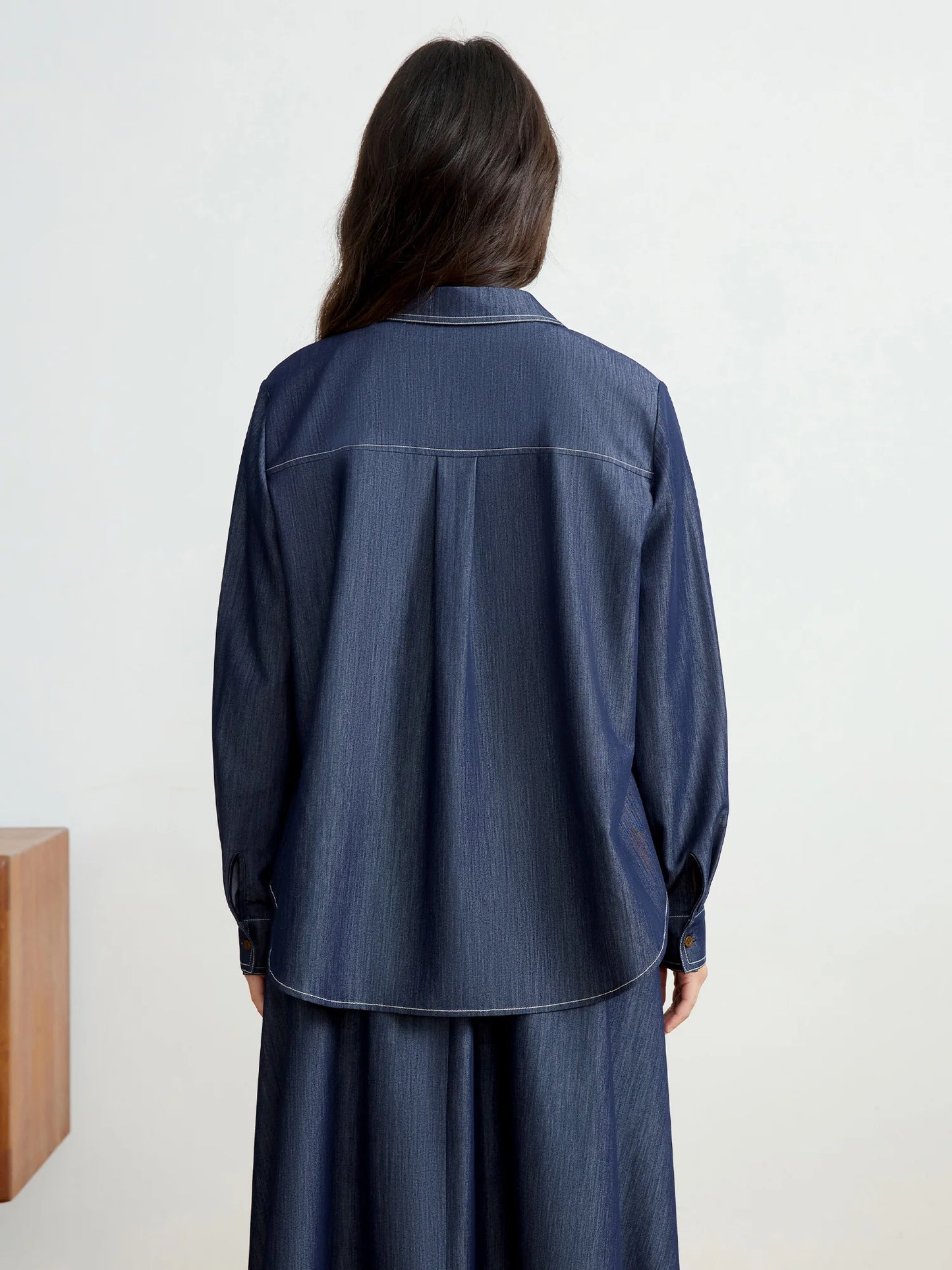 Kurzes Damen-Polo-Strickshirt mit Kontrastfarbe und Puppenkragen – modisch und vielseitig für den Sommer.