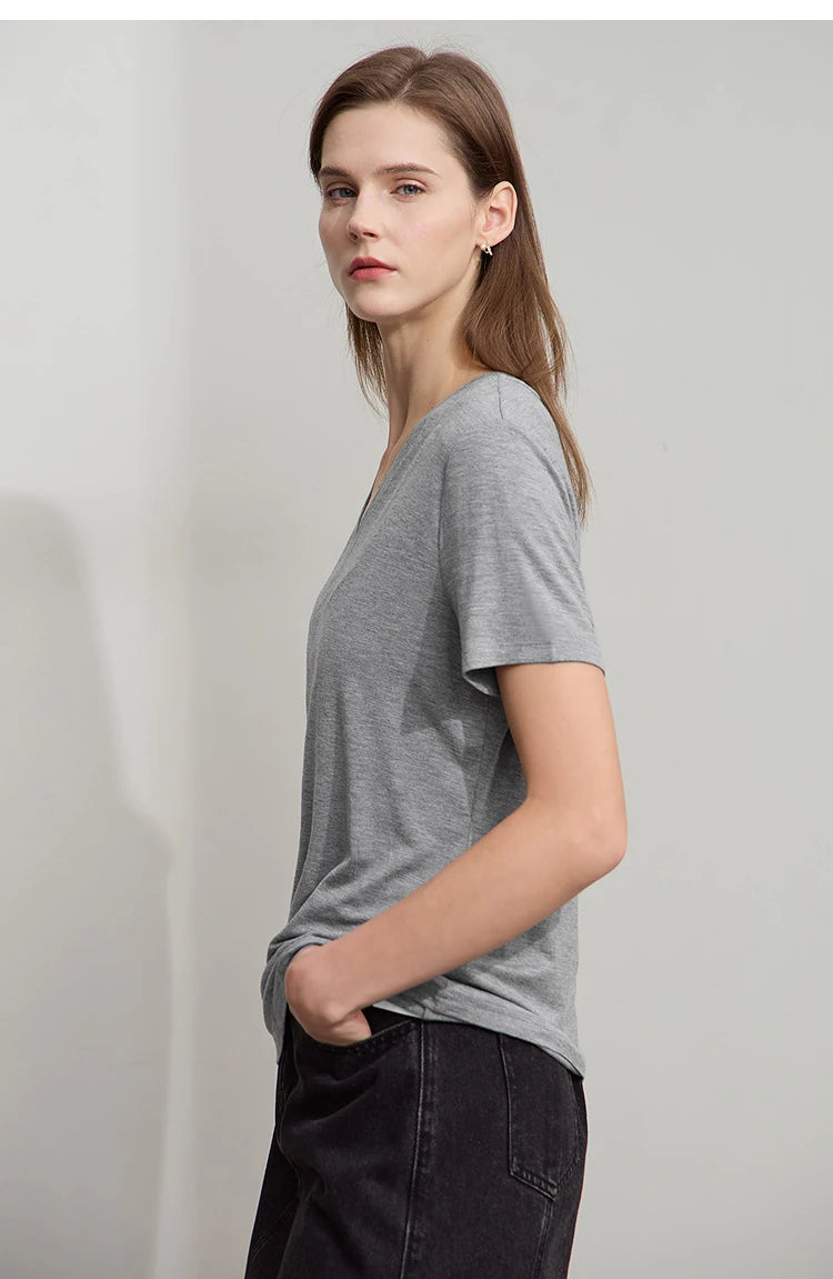 Damen T-Shirt im minimalistischen Casual-Stil mit V-Ausschnitt und kurzen Ärmeln